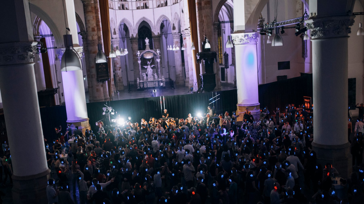 God is a DJ silent disco in de Grote Kerk Den Haag met dansend publiek en koptelefoons