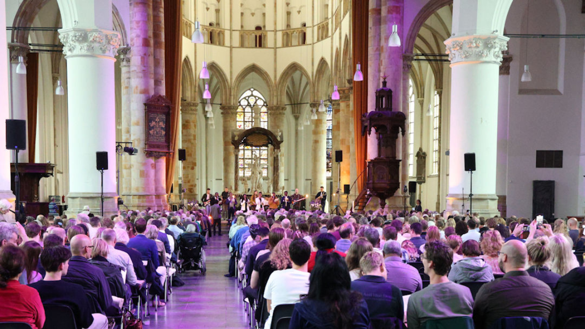 Gezamenlijke Hemelvaartsdienst in de Grote Kerk Den Haag met volle kerk en live muziek