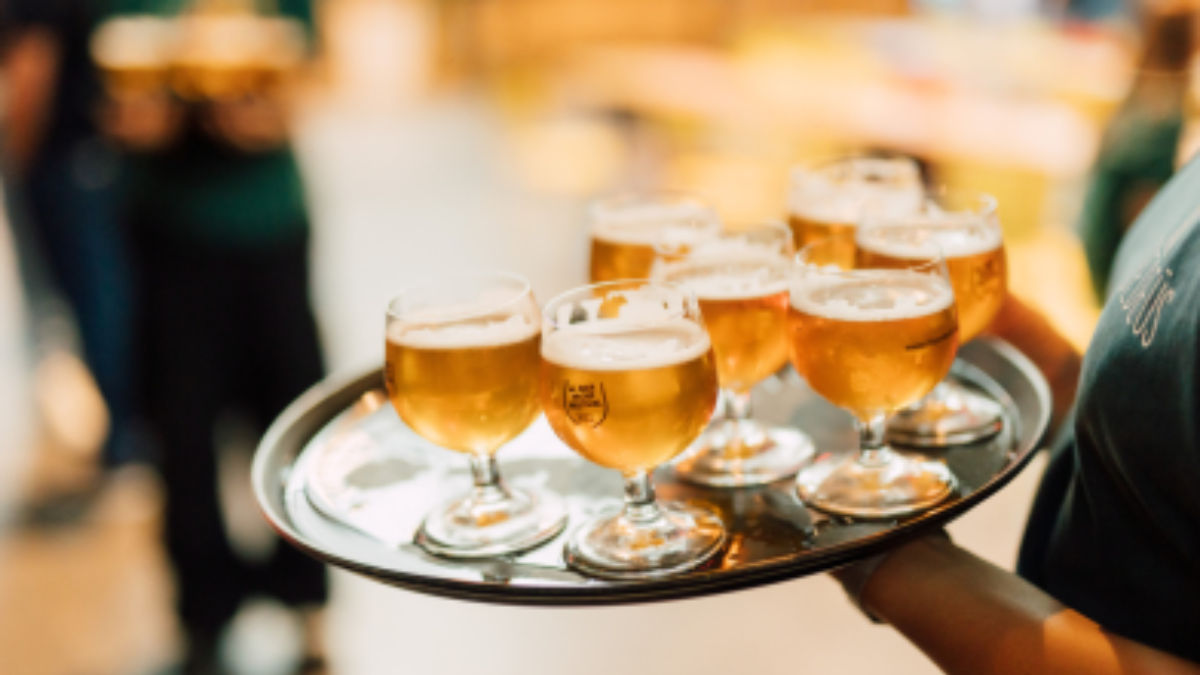 Bierproeffestival in de Grote Kerk Den Haag met bezoekers die speciaalbier proeven