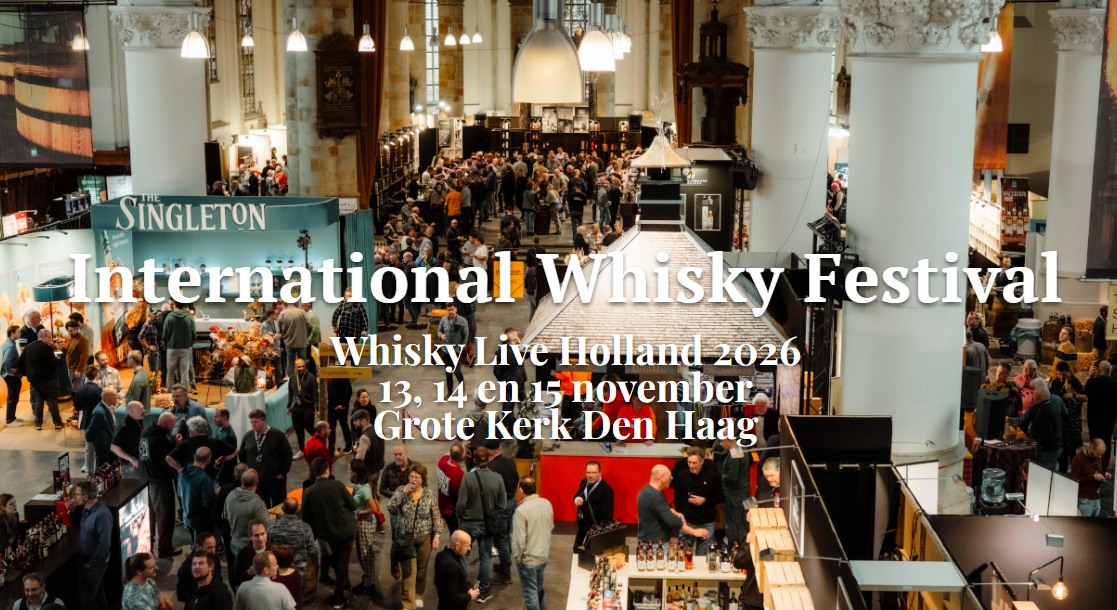 Bezoekers proeven whisky tijdens het International Whisky Festival in de Grote Kerk Den Haag