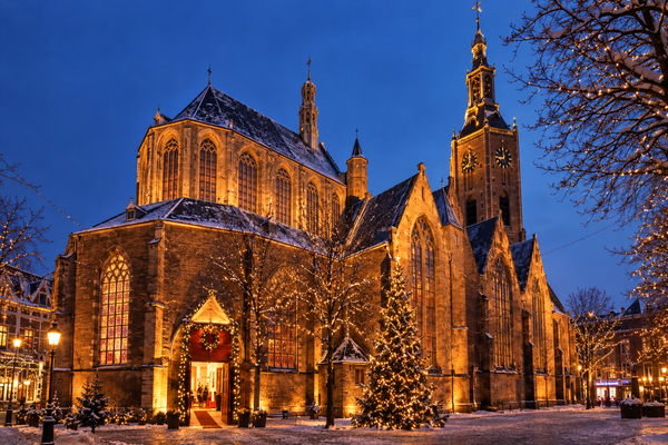Sfeervol verlichte Grote Kerk Den Haag tijdens de kerstnachtdienst